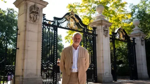 Sculptor Seeks to Capture Queen's Majesty in Monument